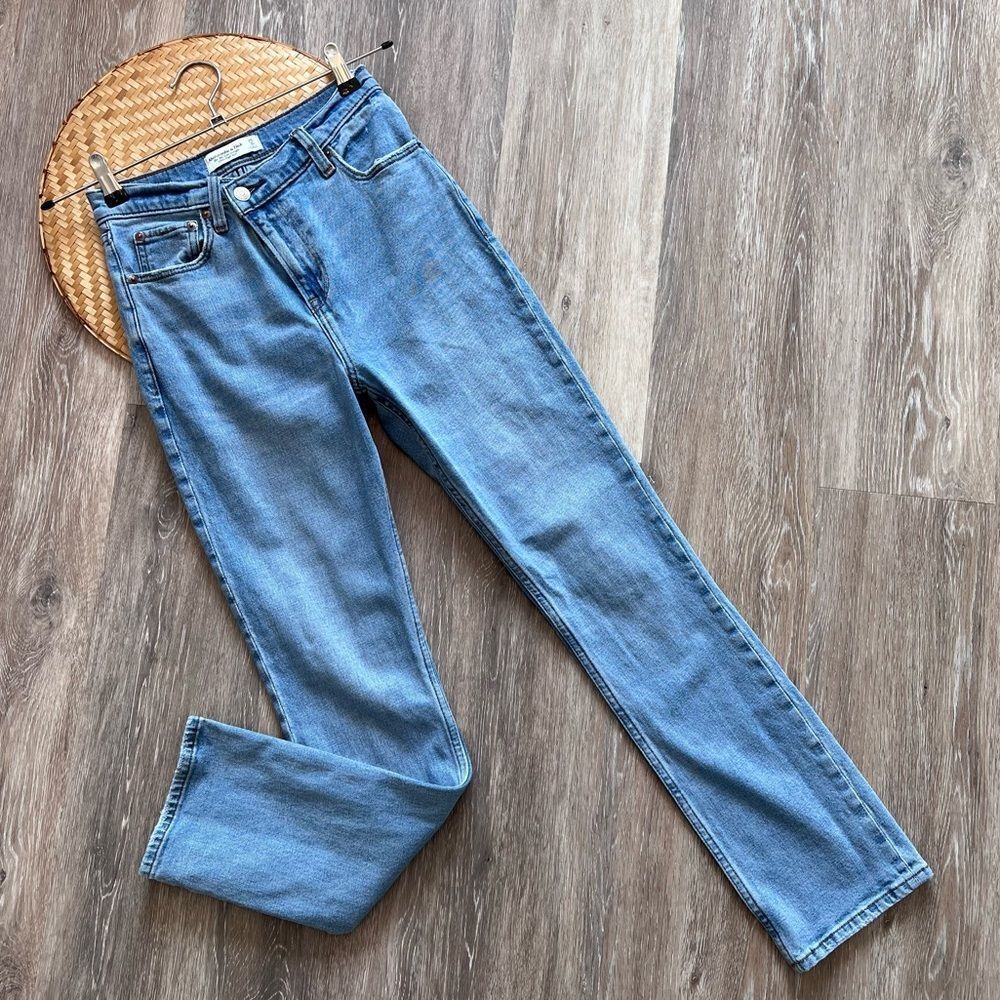 Abercrombie & Fitch the 90’s slim straight ultra high rise asymmetrical button 0